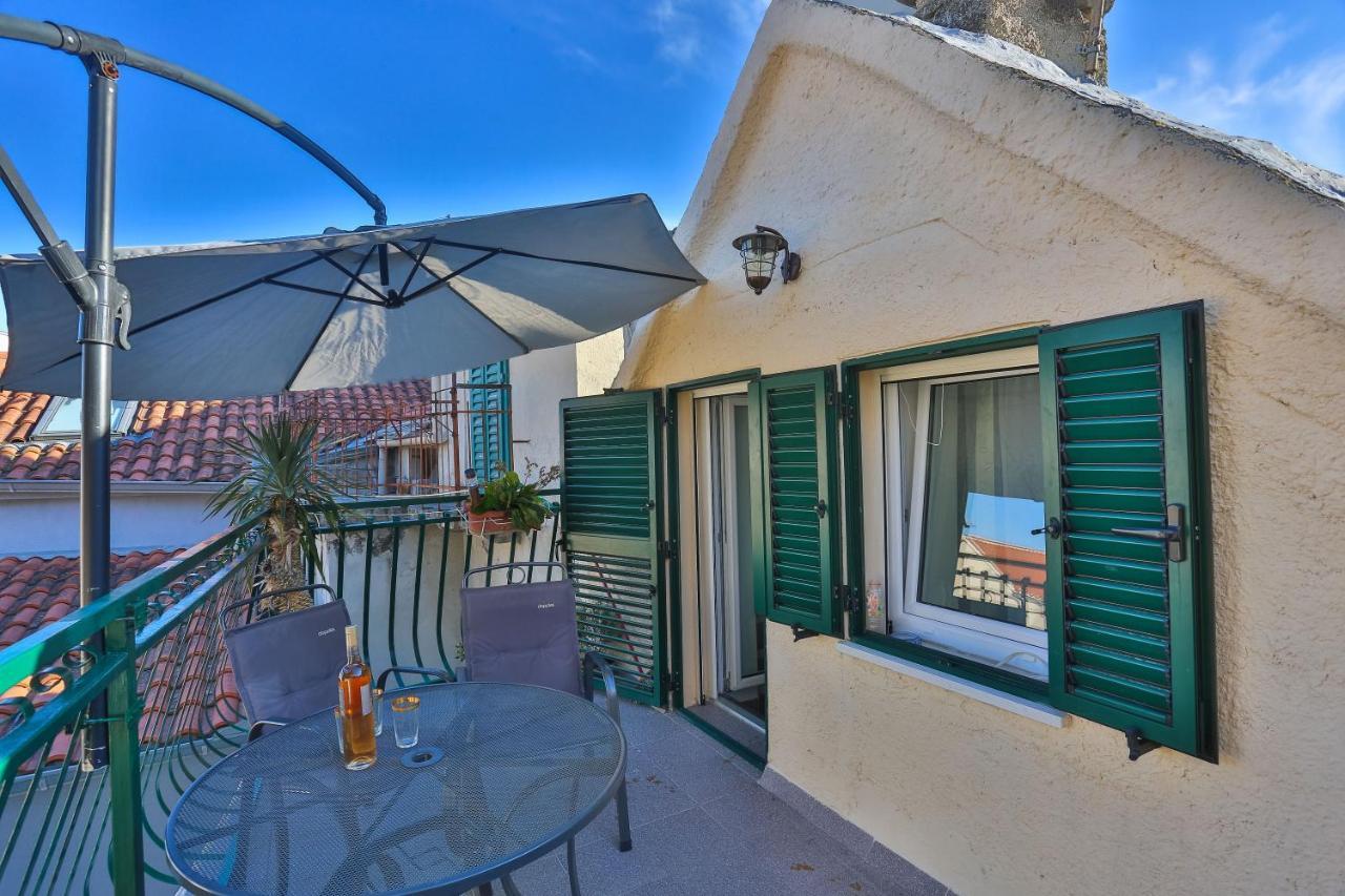 Duplex Two-Bedroom Apartment Siriščevića Street 9