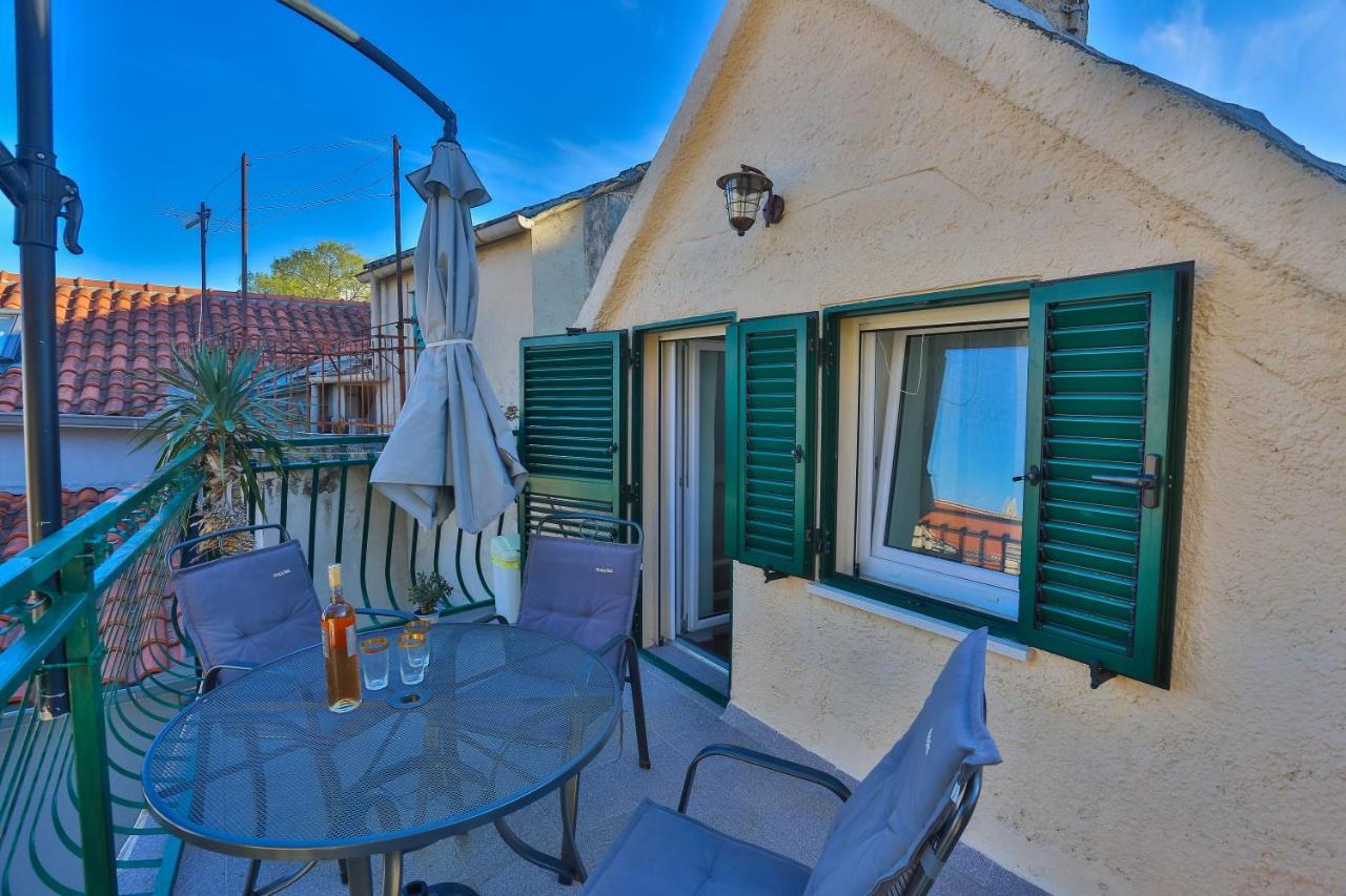 Duplex Two-Bedroom Apartment Siriščevića Street 9