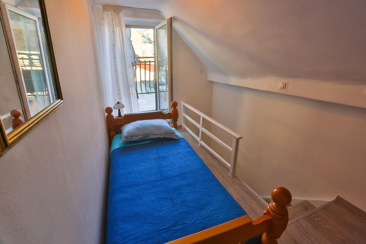 Duplex Two-Bedroom Apartment Siriščevića Street 9
