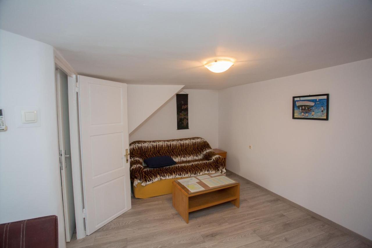 Duplex Two-Bedroom Apartment Siriščevića Street 9