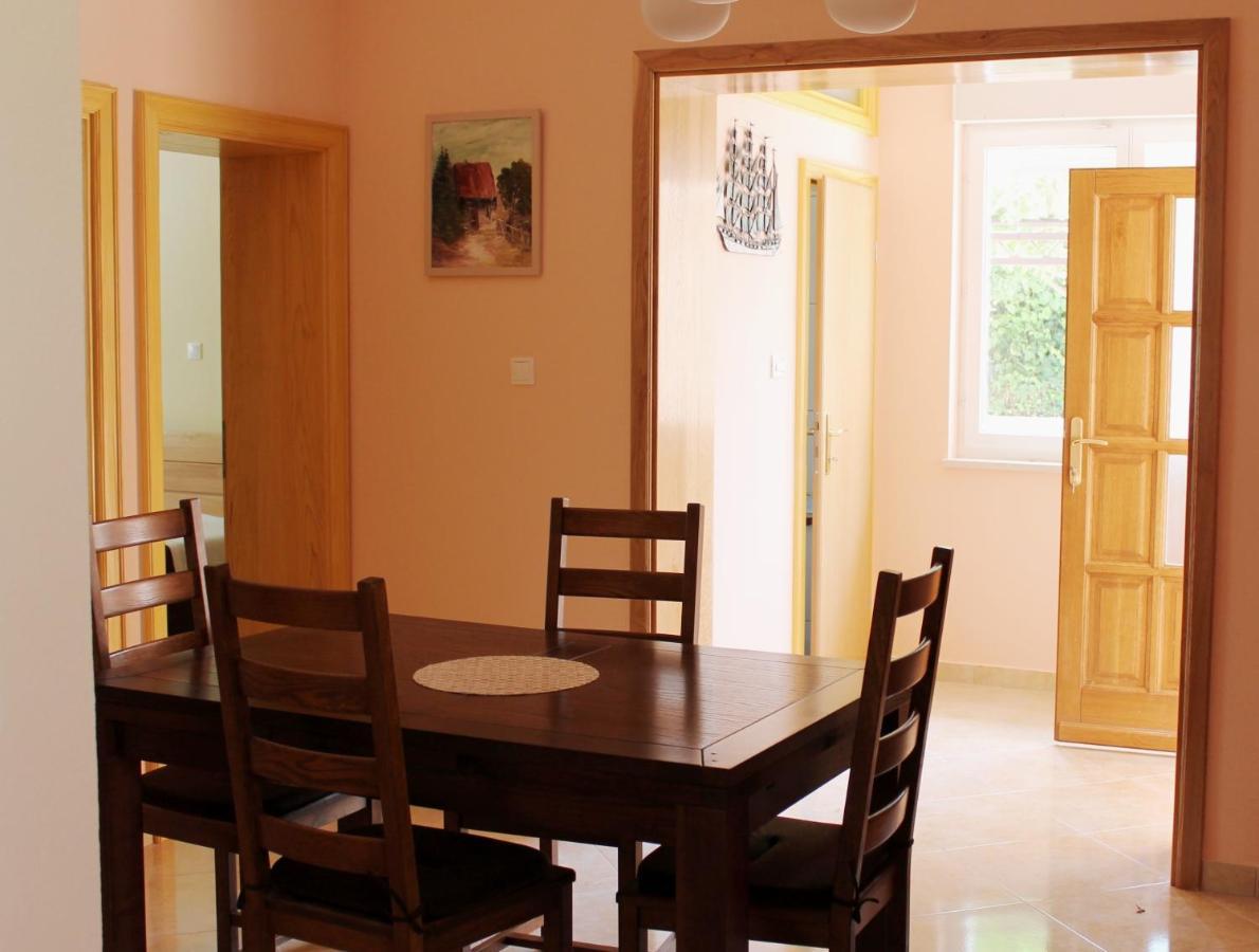 Two-Bedroom Apartment Terrace Roosewelt Street