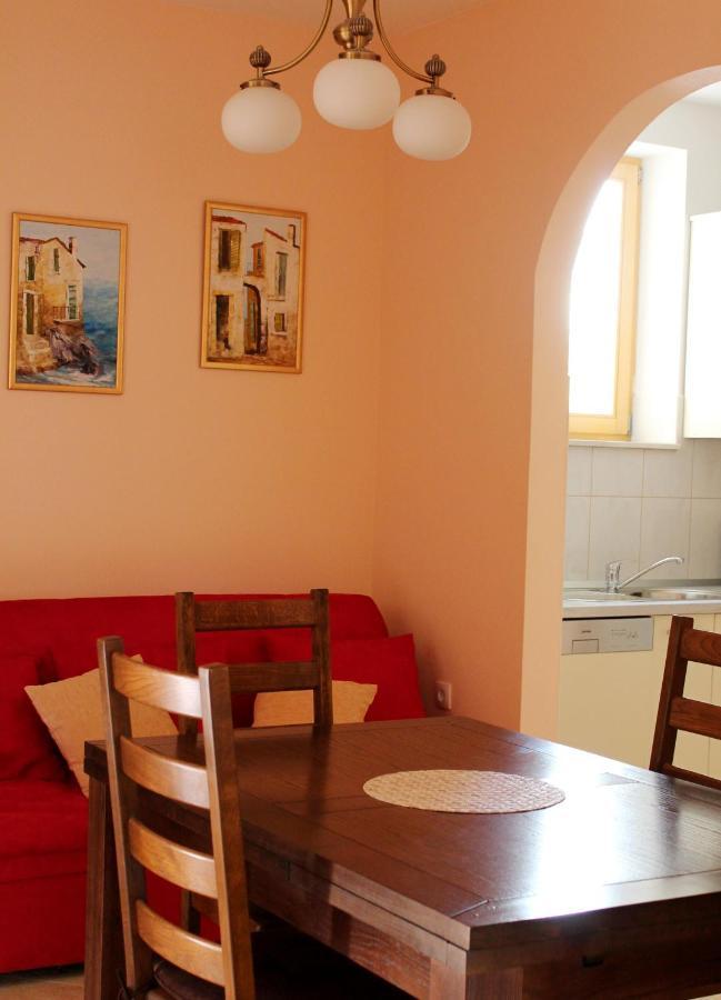 Two-Bedroom Apartment Terrace Roosewelt Street
