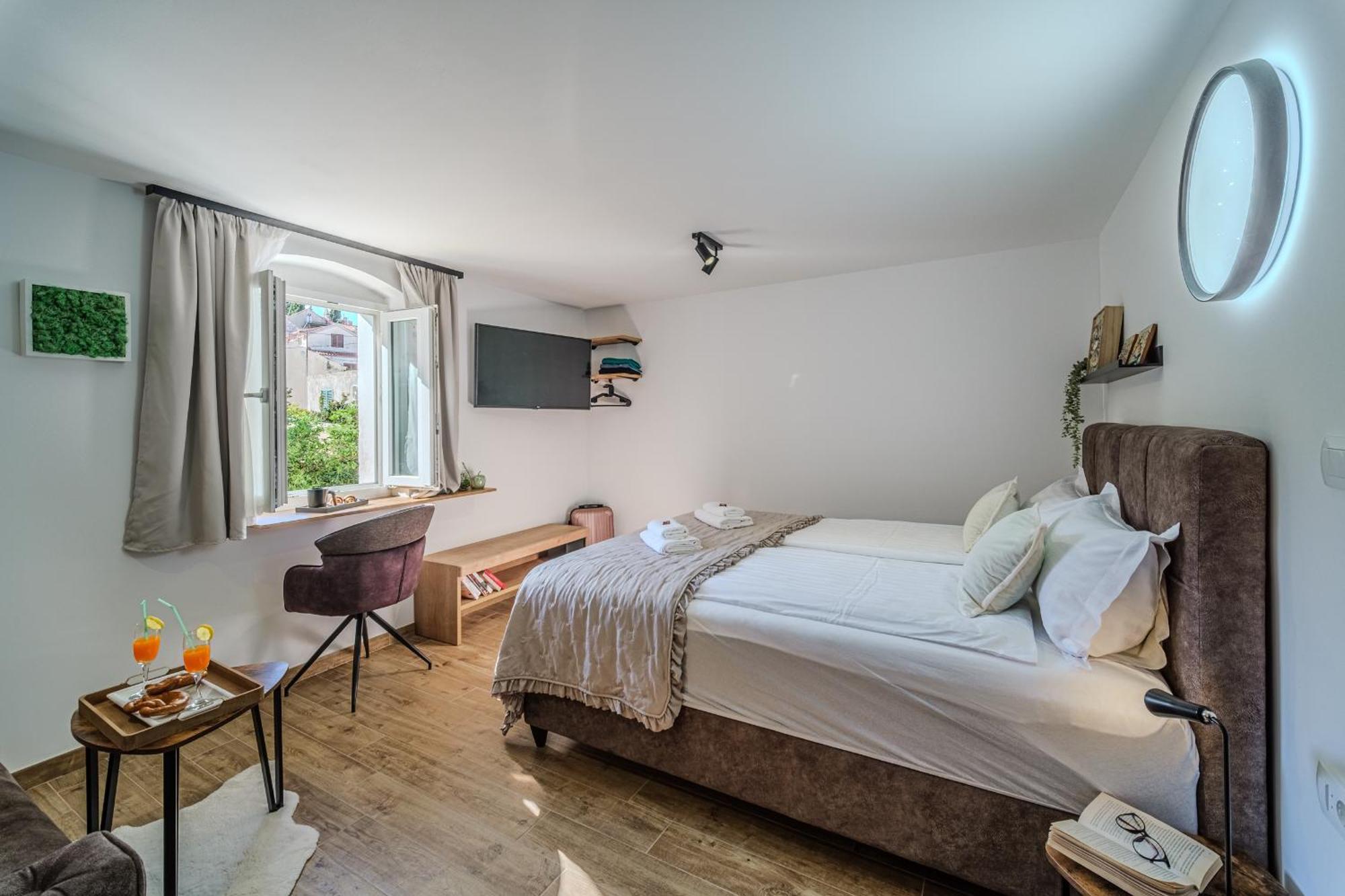Deluxe Queen Room