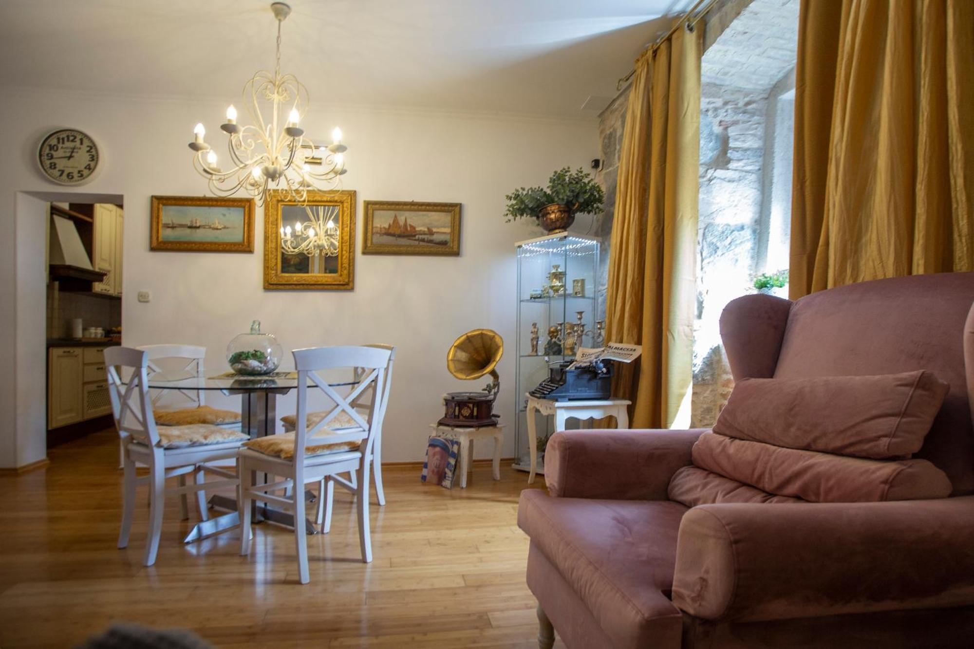 Superior One-Bedroom Apartment