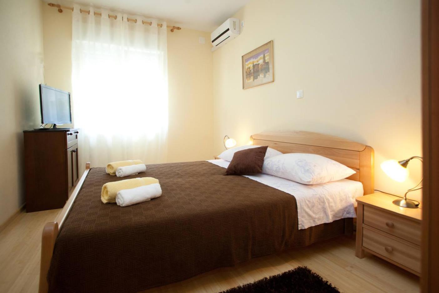 Two-Bedroom Apartment Terrace Roosewelt Street