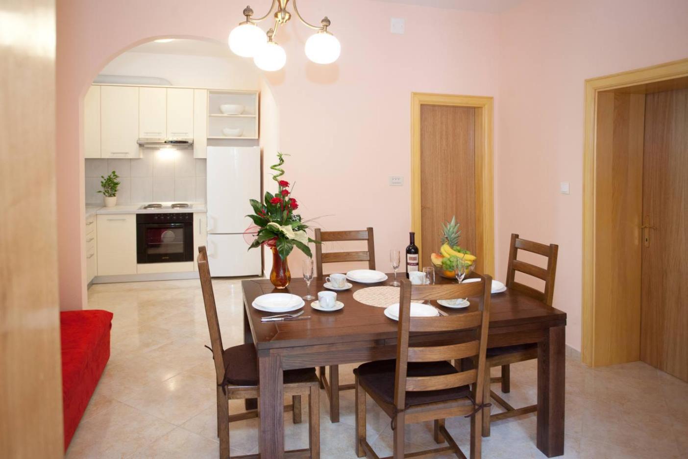 Two-Bedroom Apartment Terrace Roosewelt Street