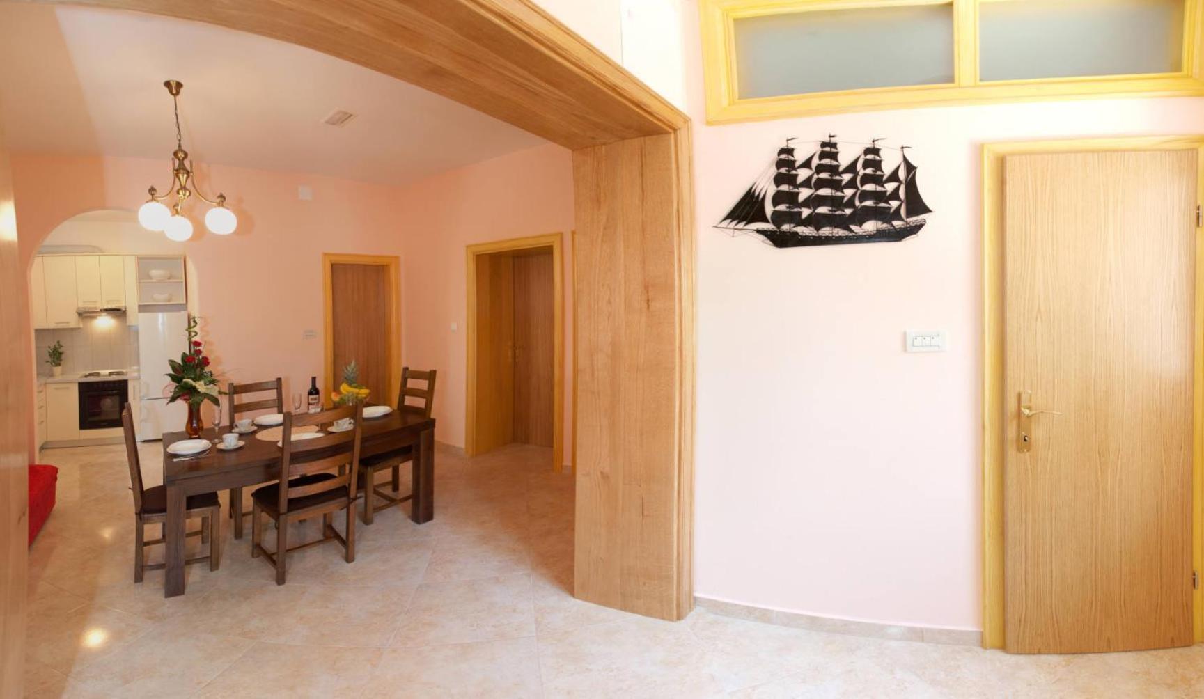 Two-Bedroom Apartment Terrace Roosewelt Street