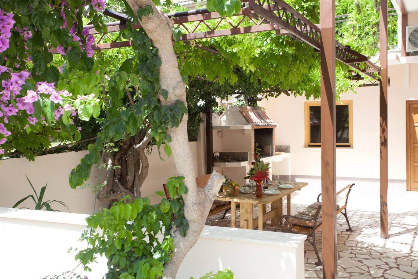Two-Bedroom Apartment Terrace Roosewelt Street