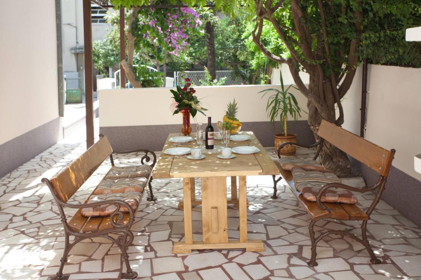 Two-Bedroom Apartment Terrace Roosewelt Street