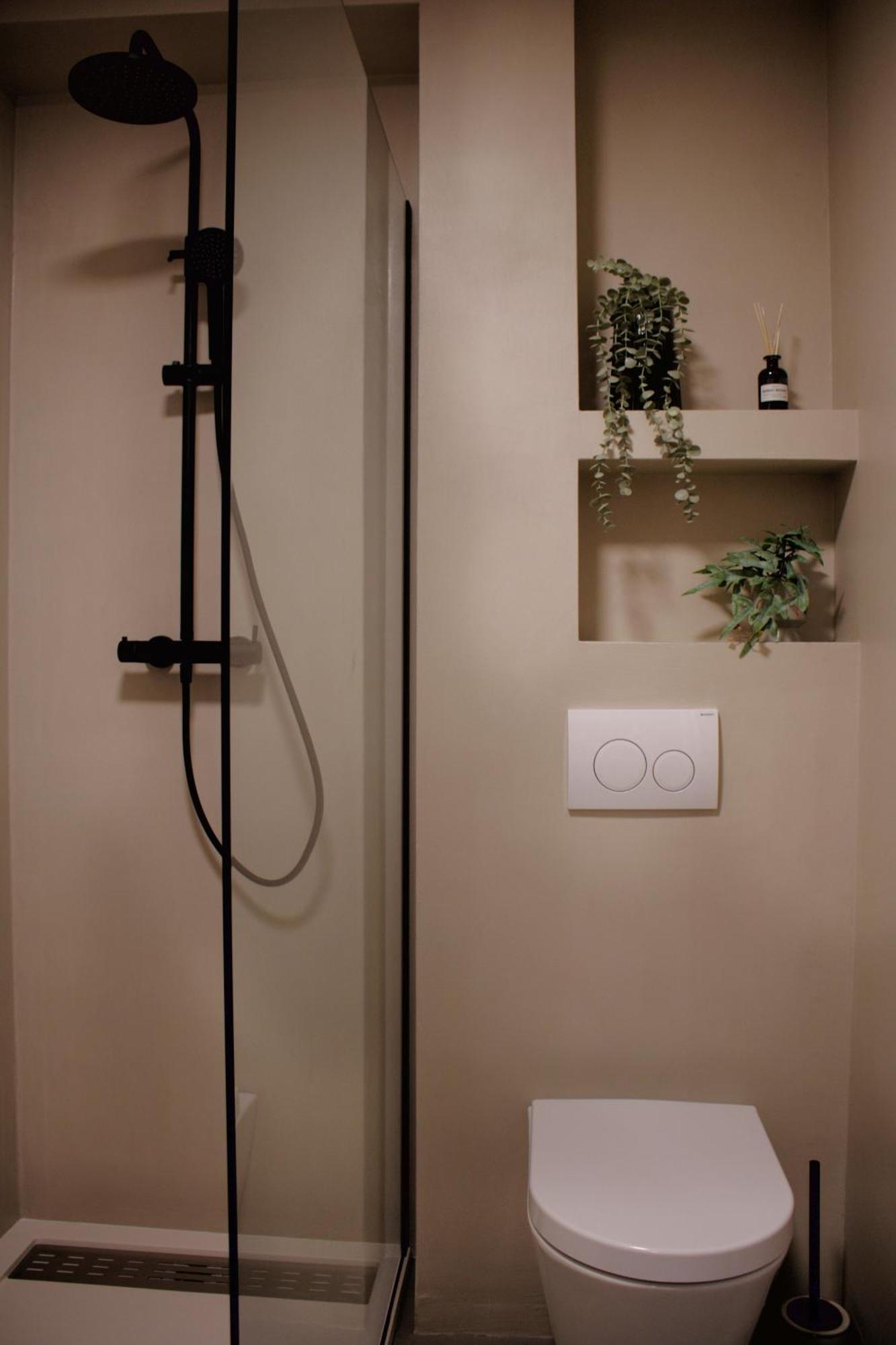 Deluxe One-Bedroom Apartment