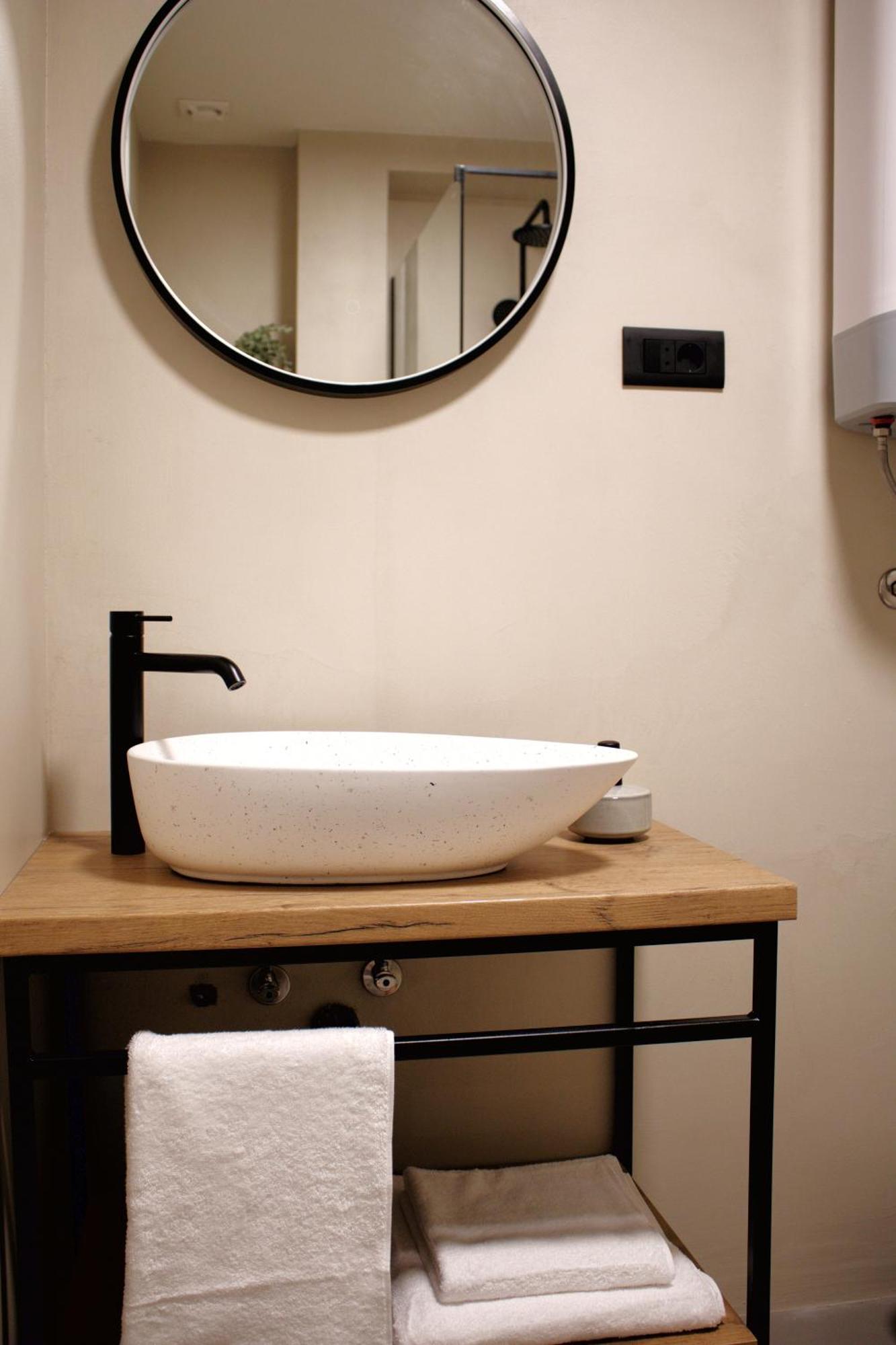 Deluxe One-Bedroom Apartment