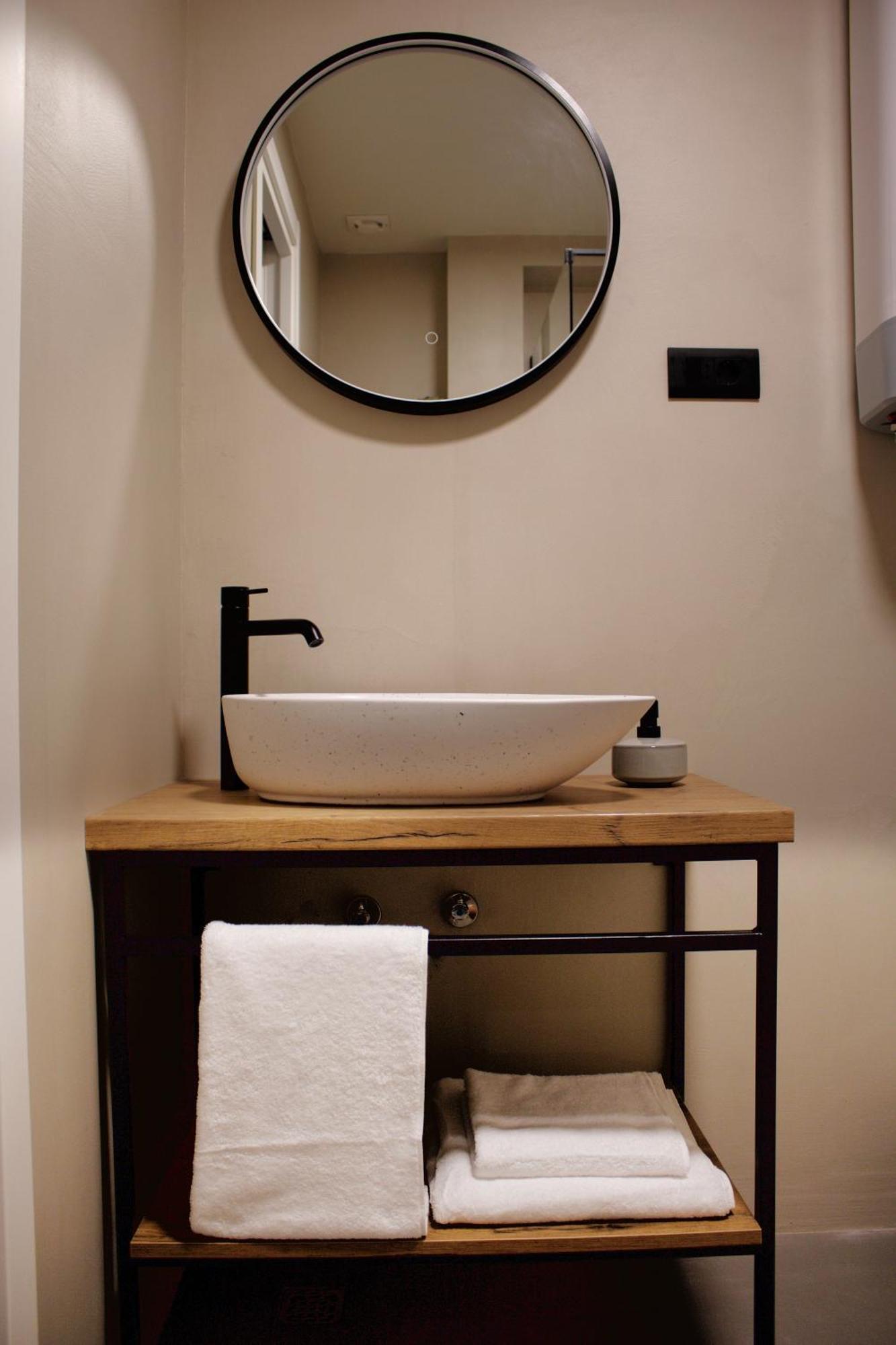 Deluxe One-Bedroom Apartment