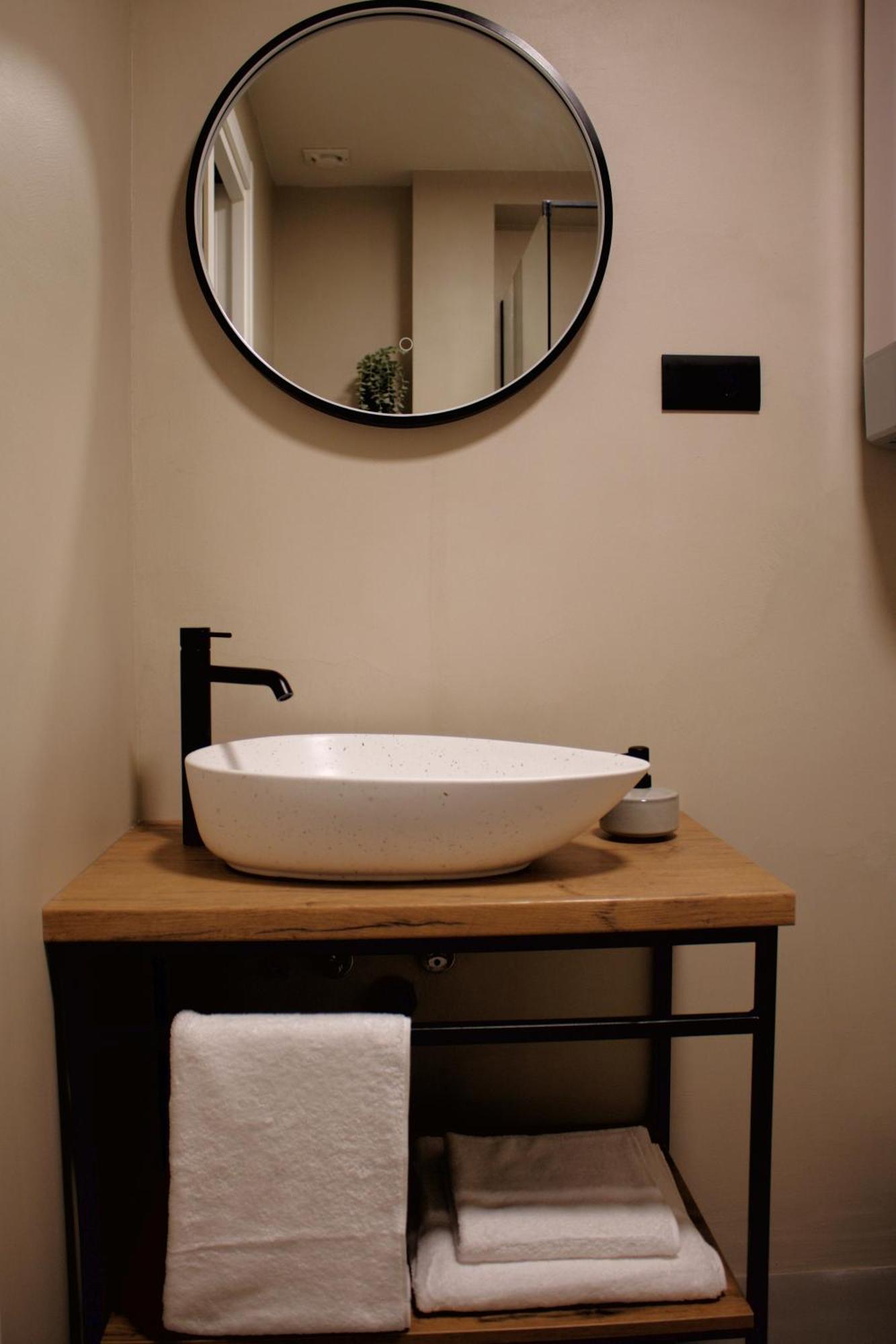 Deluxe One-Bedroom Apartment