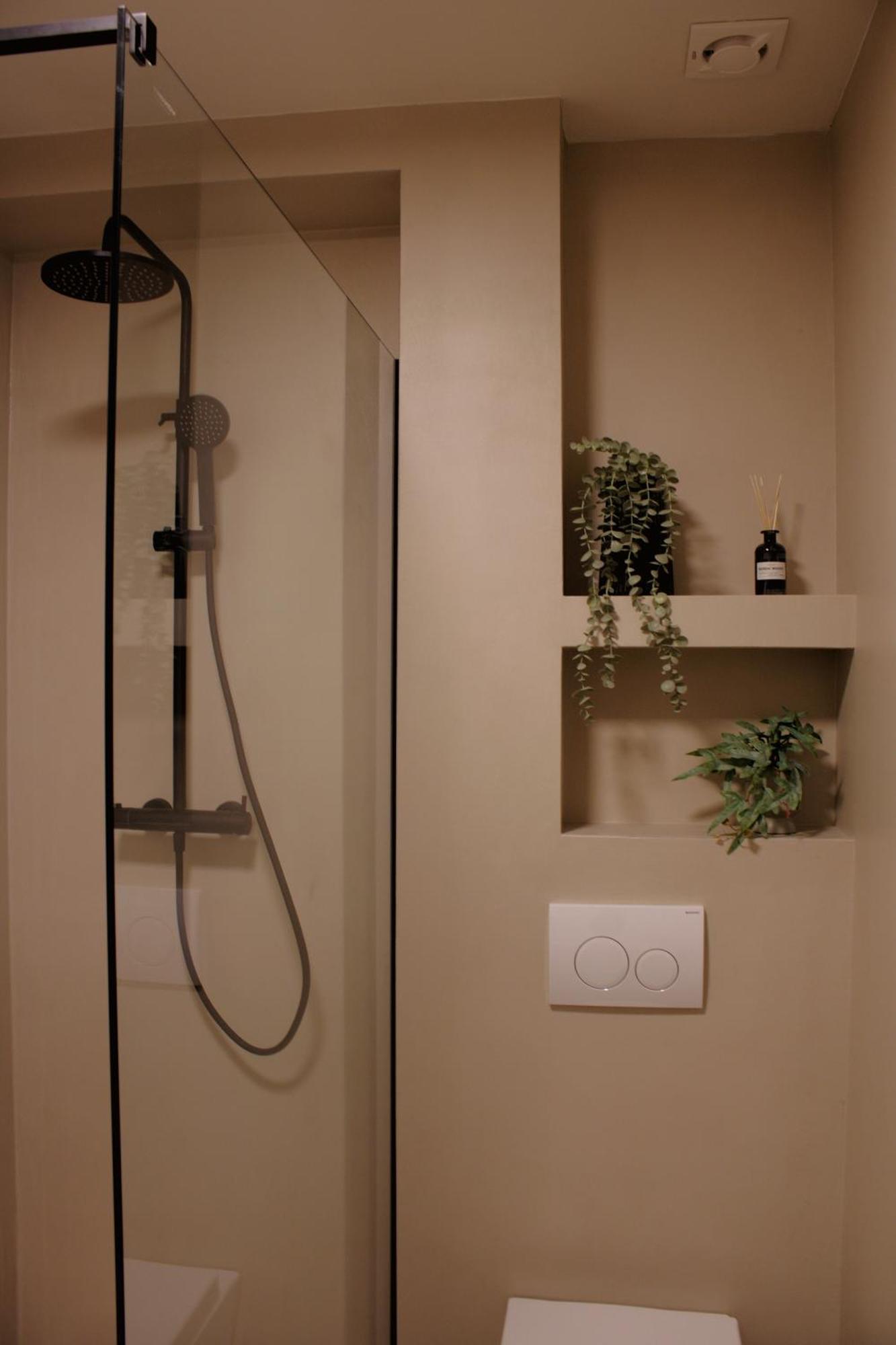 Deluxe One-Bedroom Apartment