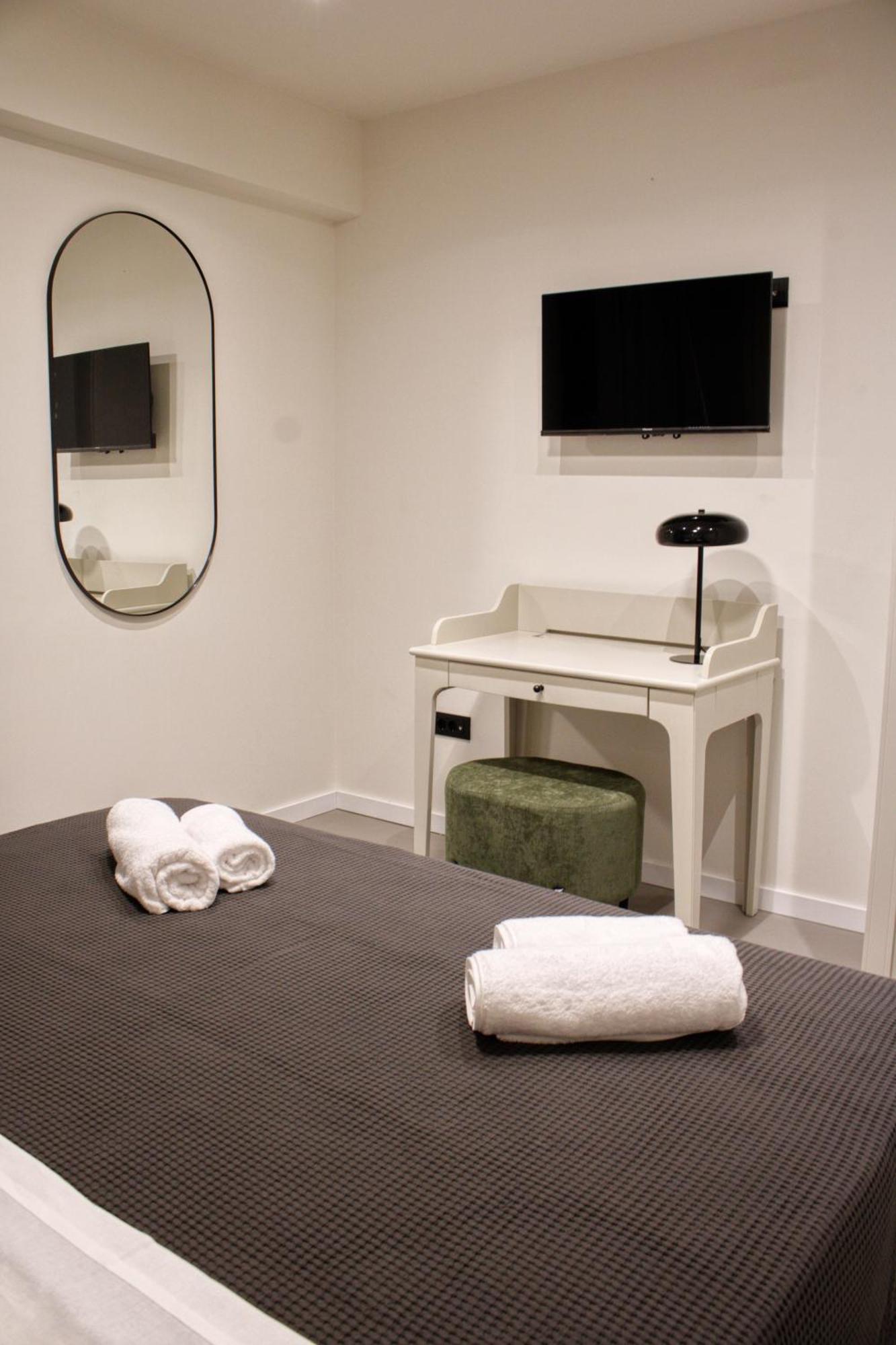 Deluxe One-Bedroom Apartment