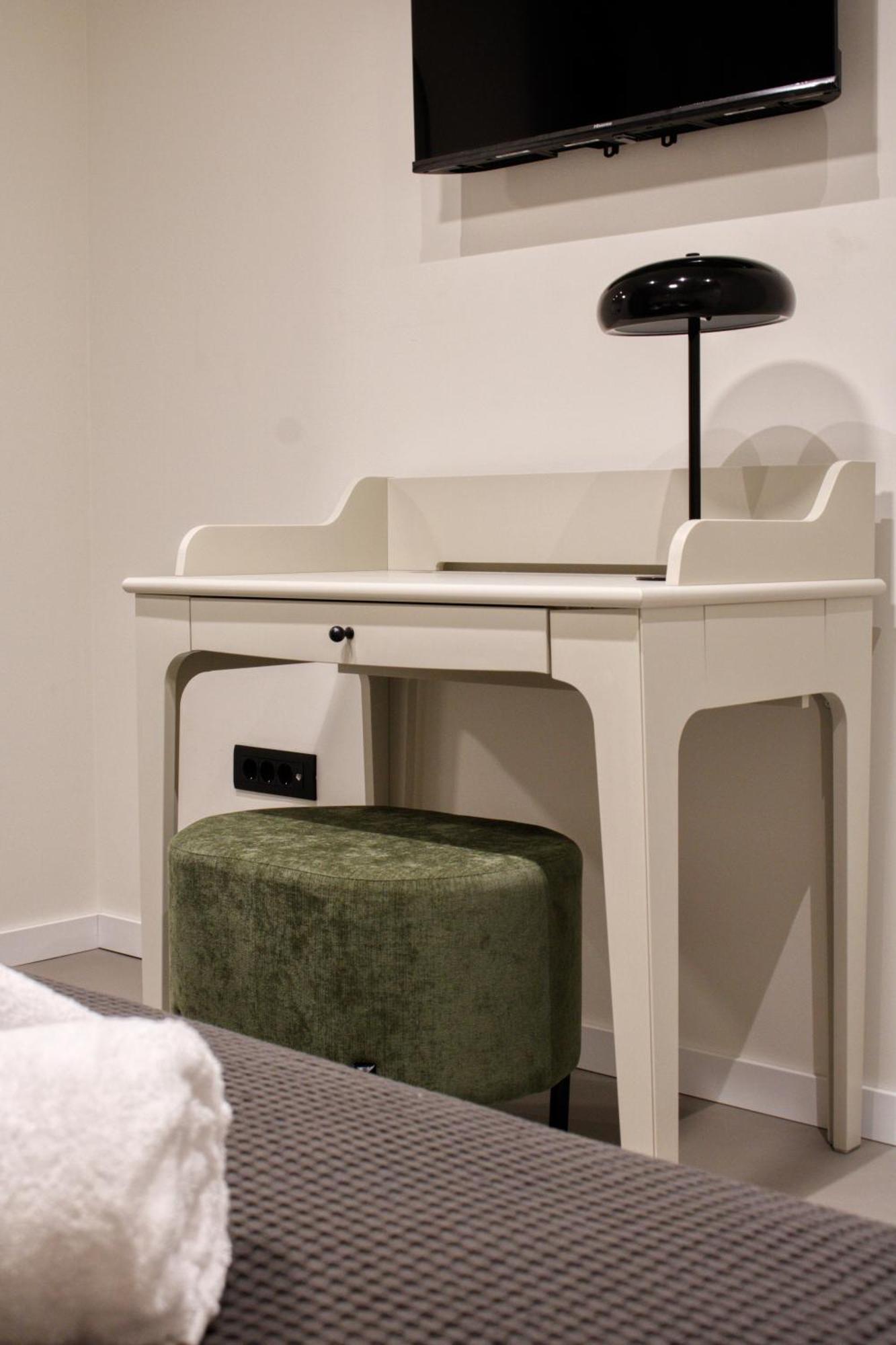 Deluxe One-Bedroom Apartment