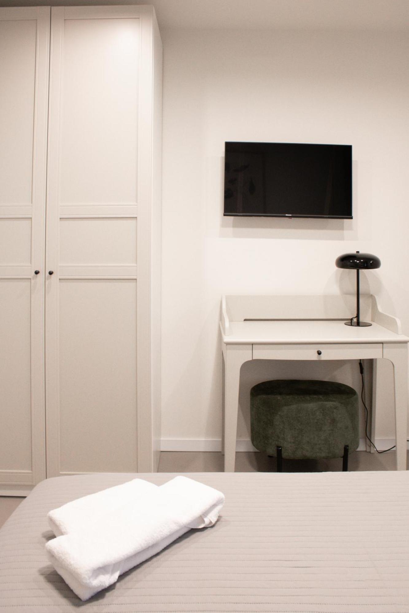 Deluxe One-Bedroom Apartment