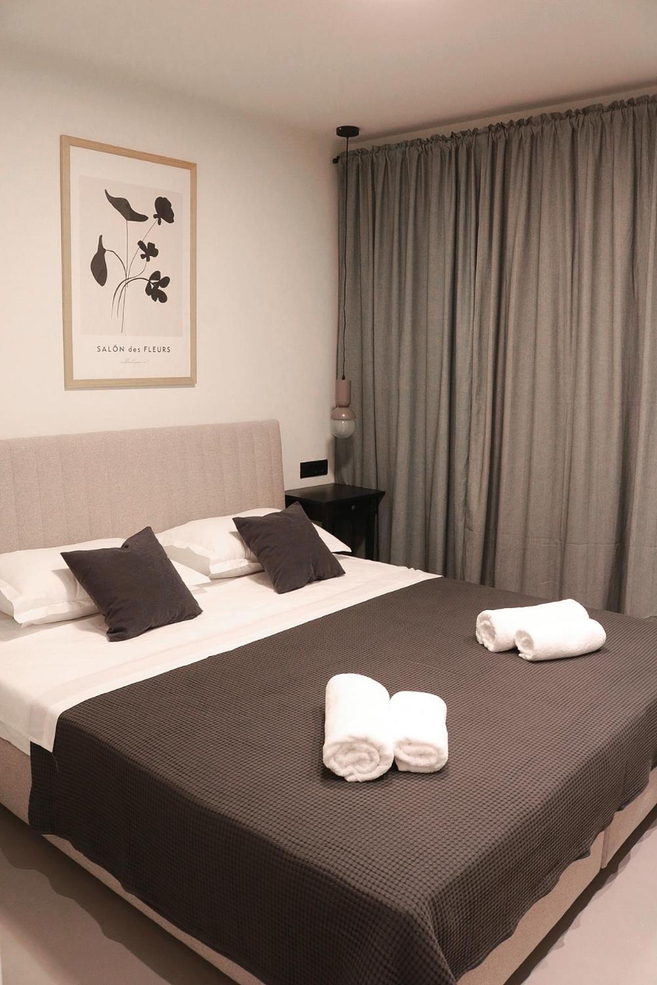 Superior One-Bedroom Apartment