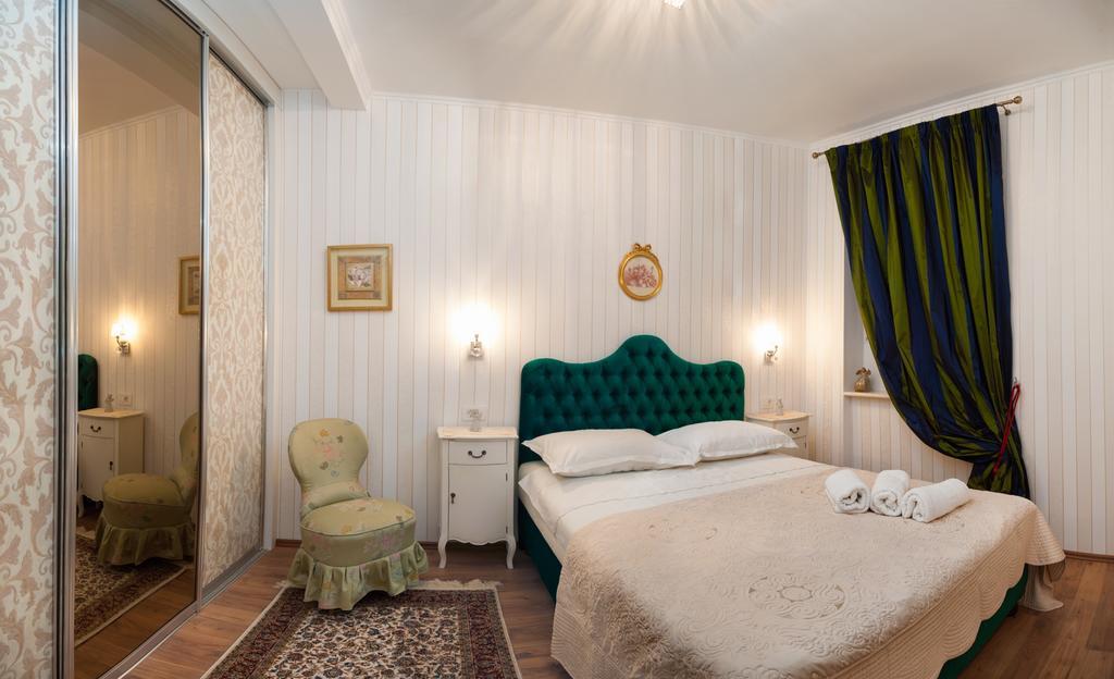Deluxe One-Bedroom Apartment