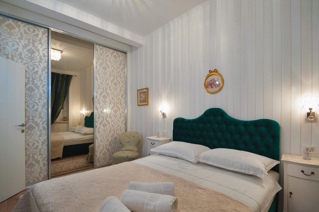Deluxe One-Bedroom Apartment