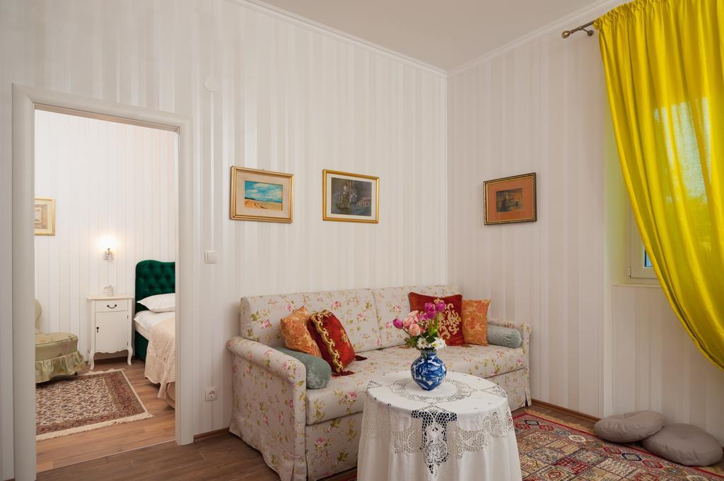 Deluxe One-Bedroom Apartment