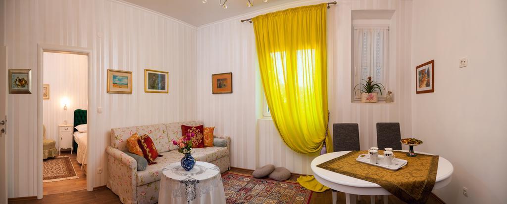 Deluxe One-Bedroom Apartment