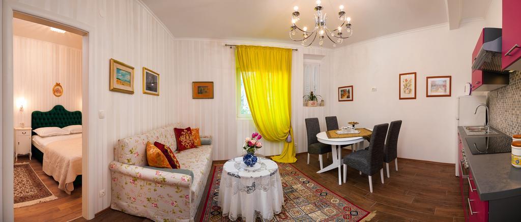Deluxe One-Bedroom Apartment
