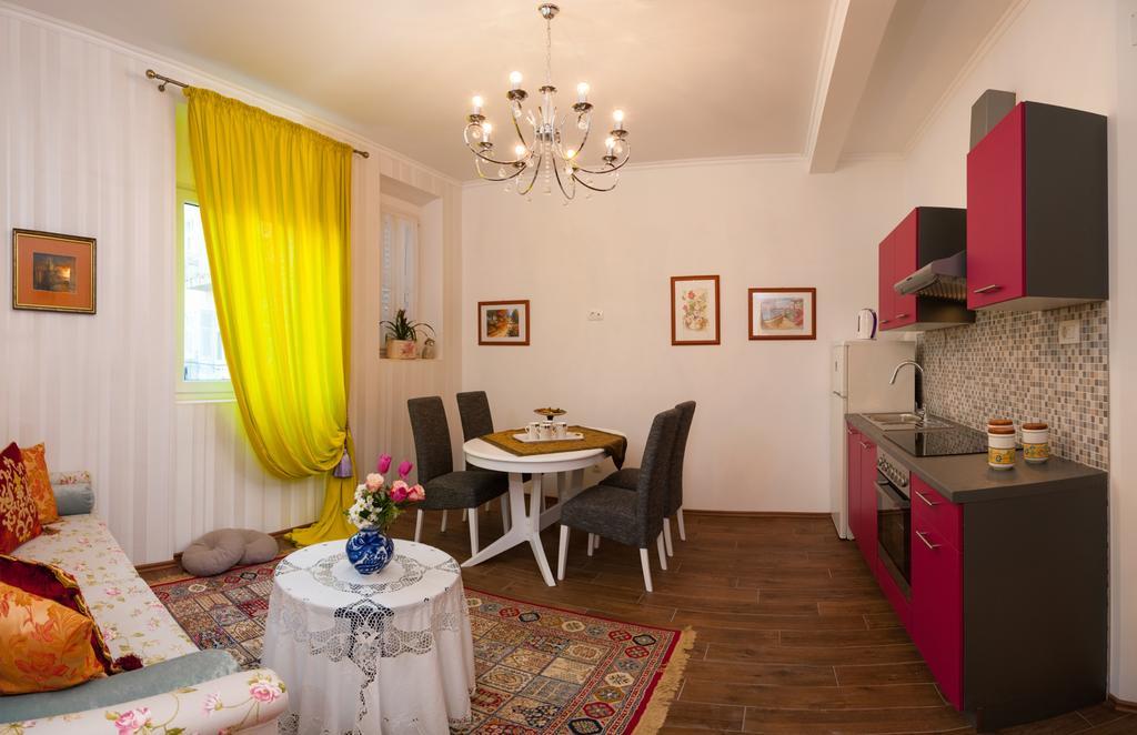 Deluxe One-Bedroom Apartment