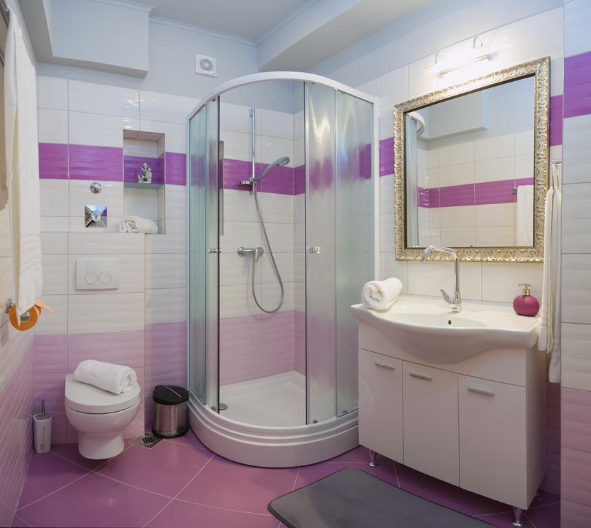 Deluxe One-Bedroom Apartment