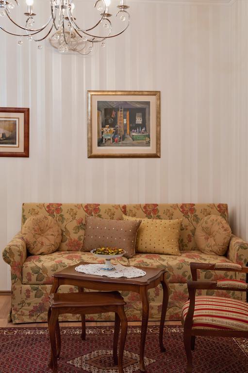 Deluxe One-Bedroom Apartment