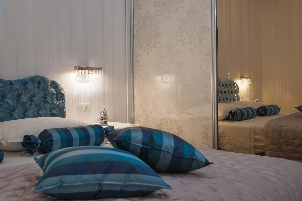 Deluxe One-Bedroom Apartment Balcony