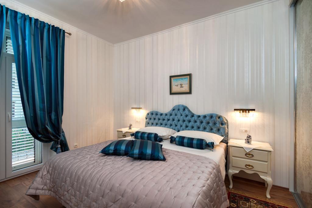 Deluxe One-Bedroom Apartment Balcony