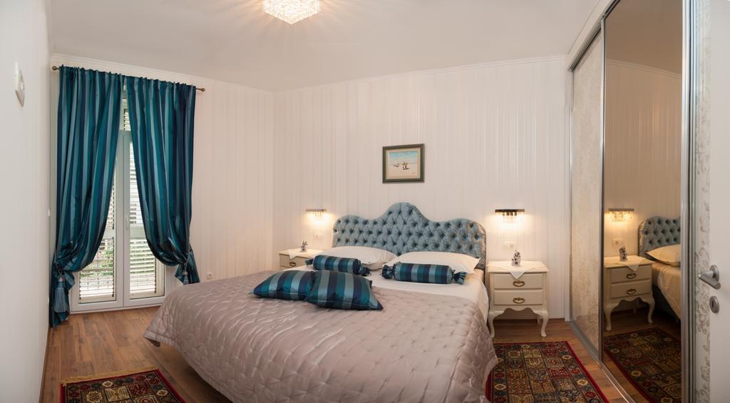 Deluxe One-Bedroom Apartment Balcony
