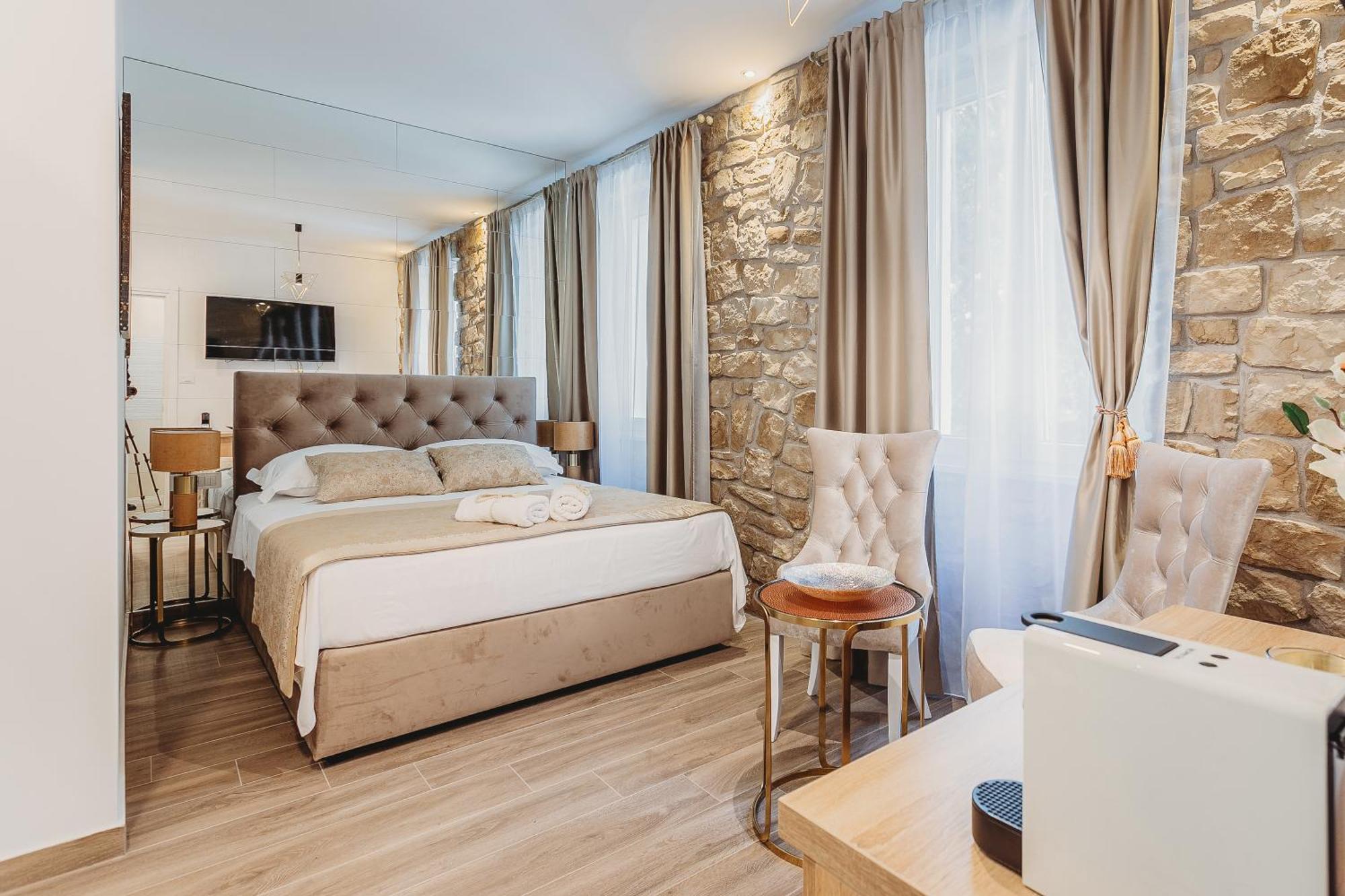 Deluxe Queen Room