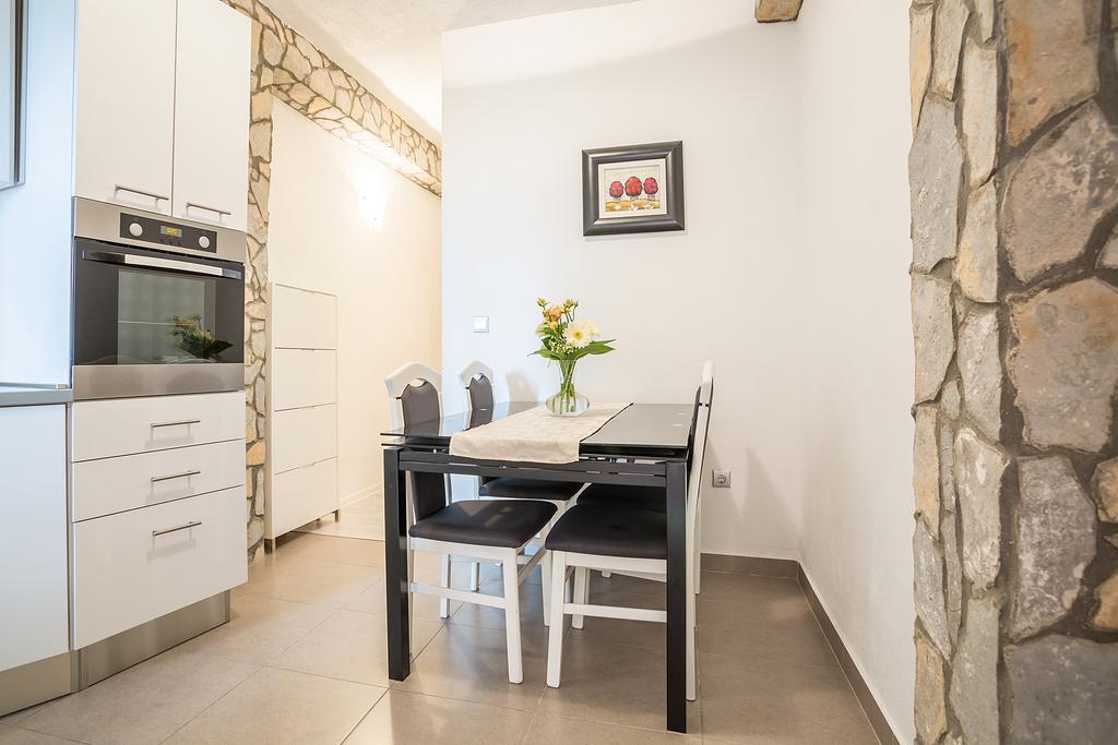 One-Bedroom Apartment patio Zvizdina Street 6