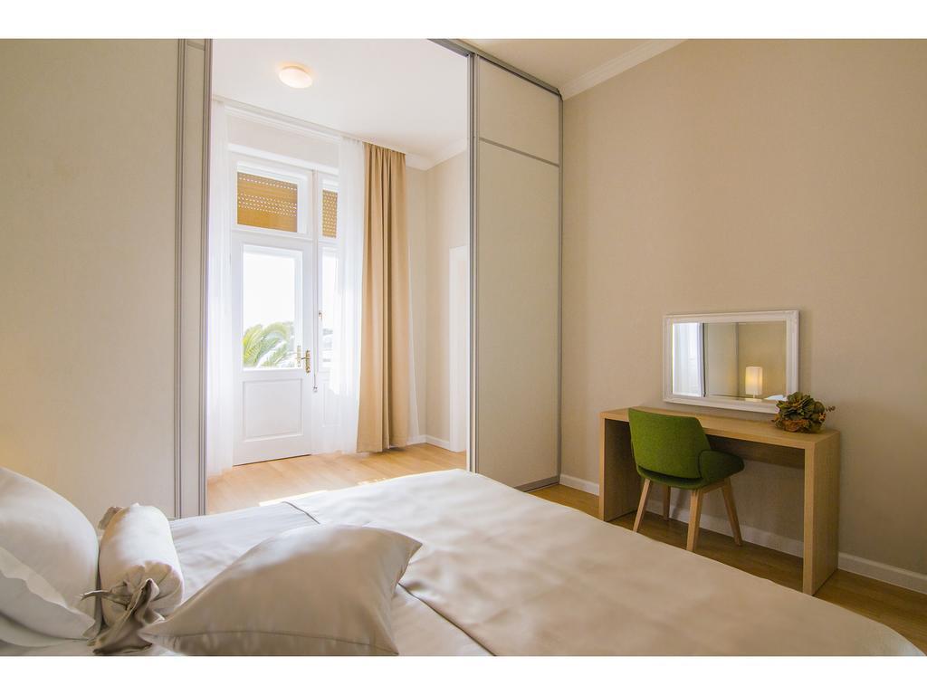 Luxury One-Bedroom Apartment Balcony Sea View
