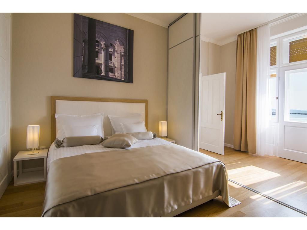 Luxury One-Bedroom Apartment Balcony Sea View