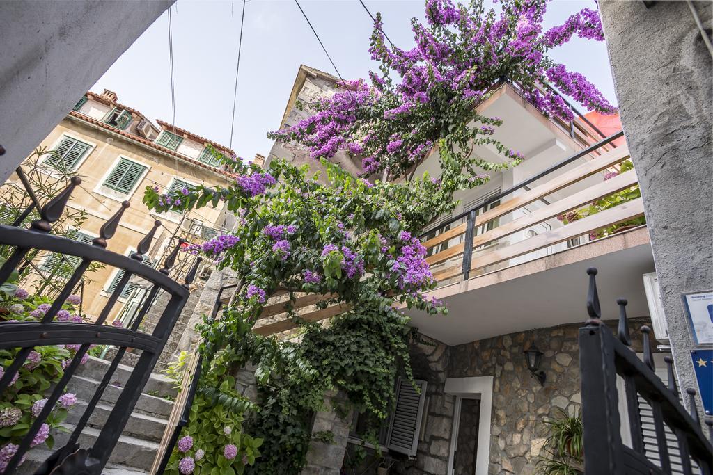 One-Bedroom Apartment Zvizdina Street 6