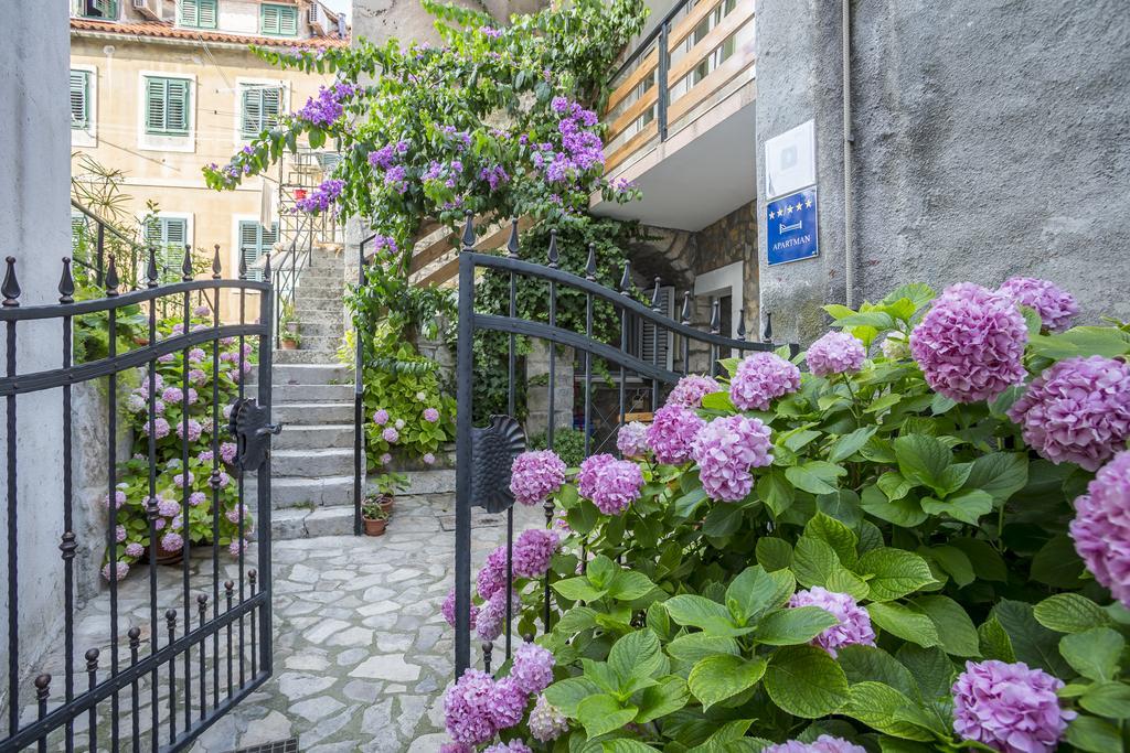 One-Bedroom Apartment patio Zvizdina Street 6