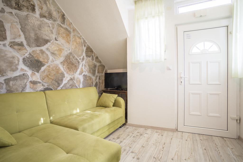 One-Bedroom Apartment Zvizdina Street 6