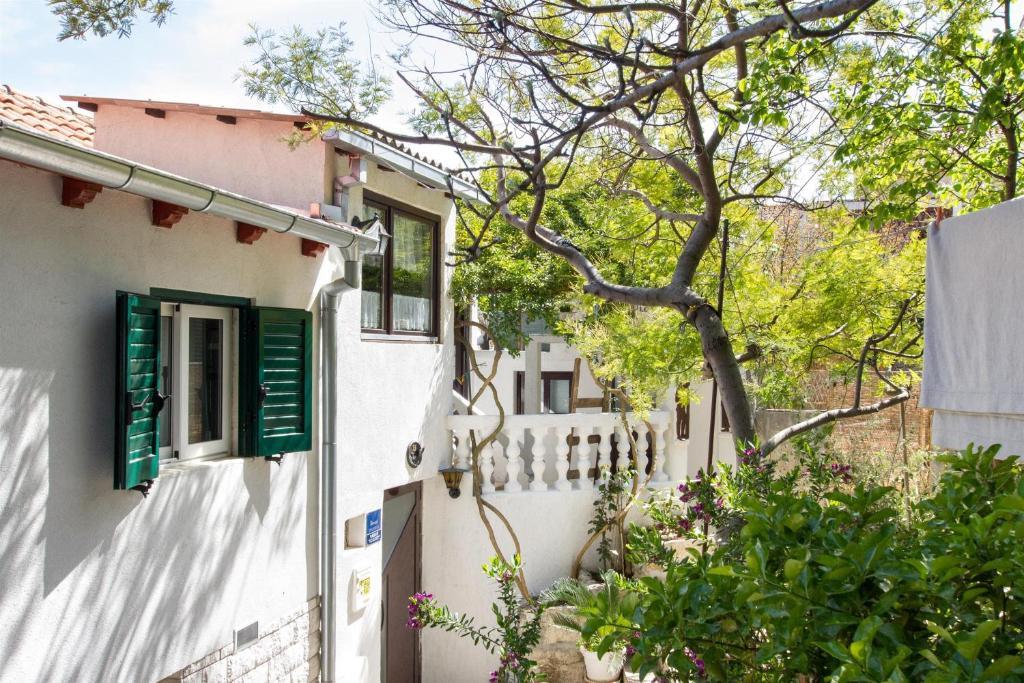 One-Bedroom Apartment Reica Street