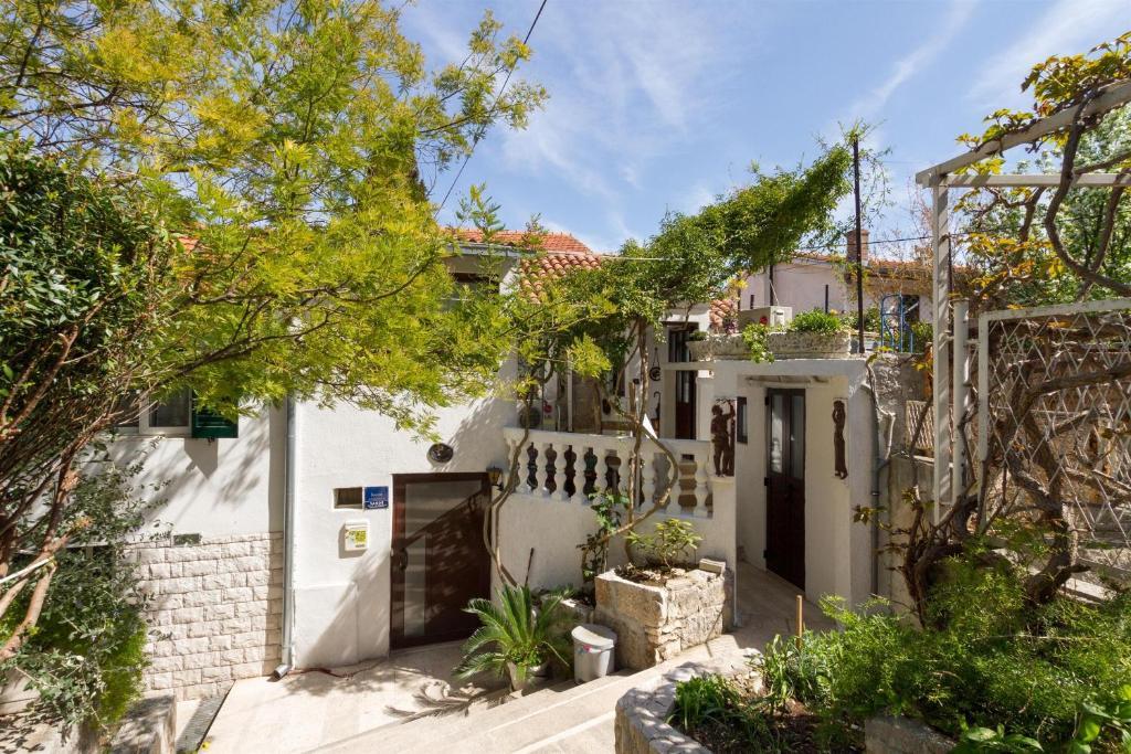 One-Bedroom Apartment Reica Street