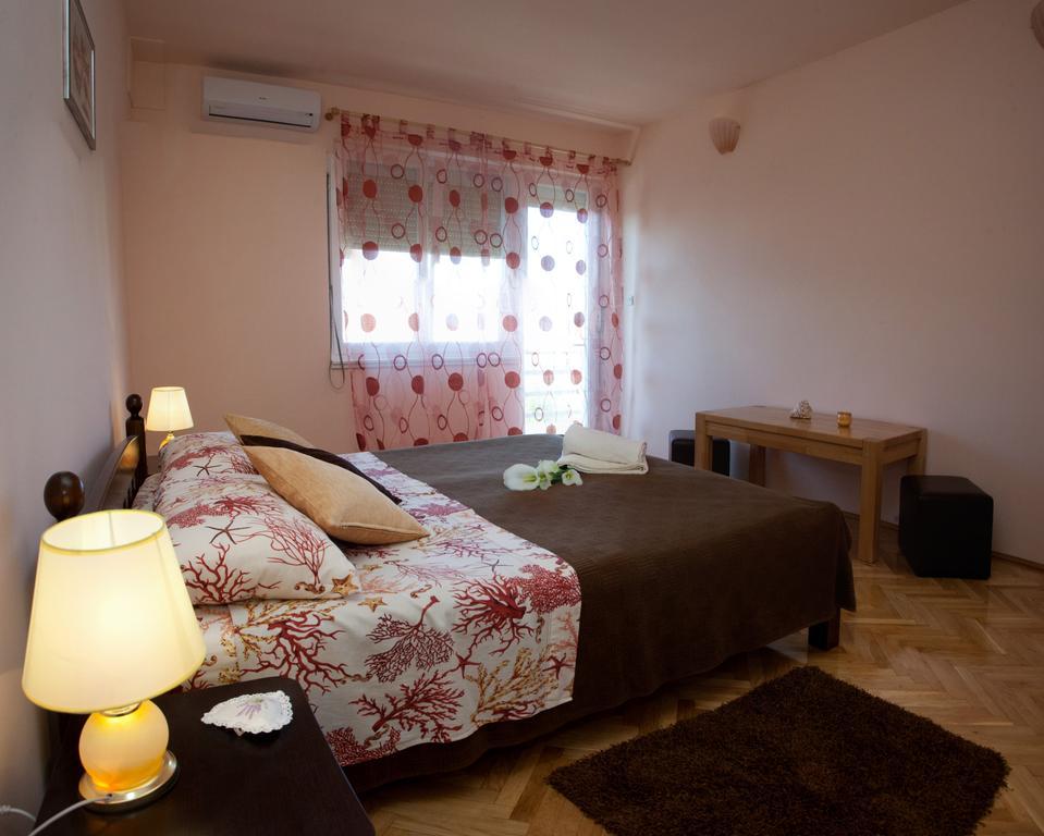 One-Bedroom Apartment Terrace Sea View Roosewelt Street