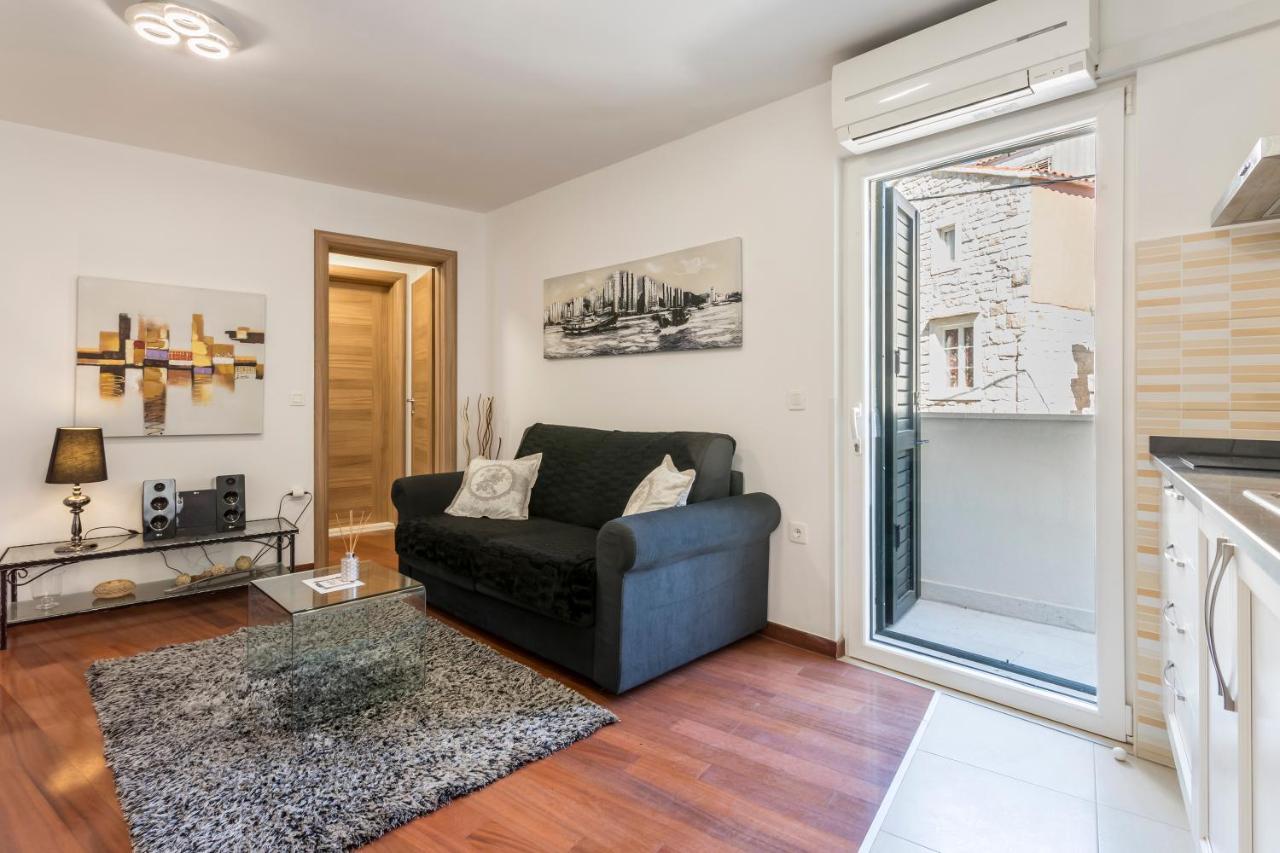 Deluxe One-Bedroom Apartment