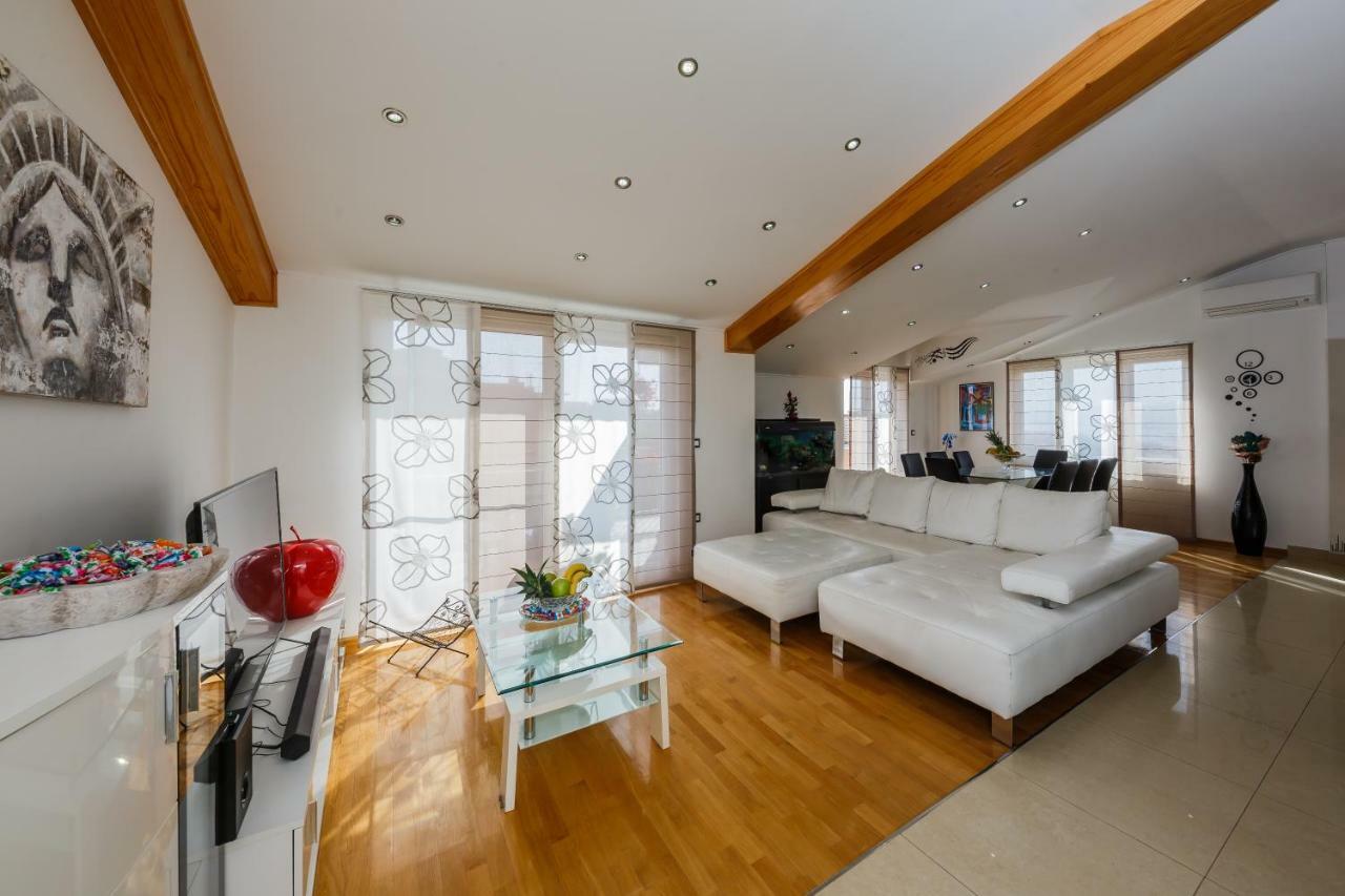 Four-Bedroom Apartment Sea View
