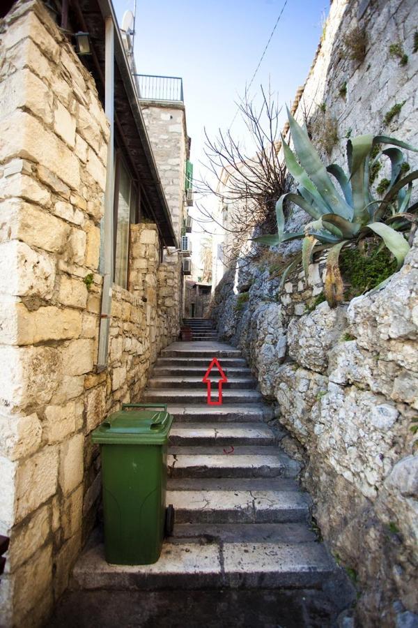 Duplex Two-Bedroom Apartment Siriščevića Street 9