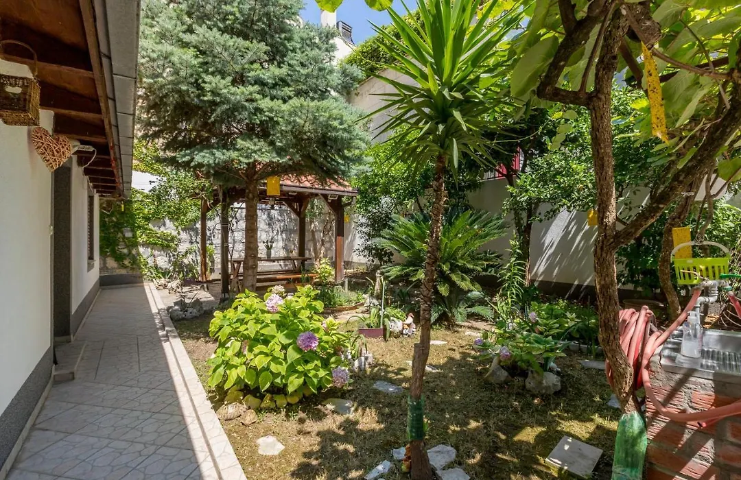 Studio Apartment Paradise Garden-1
