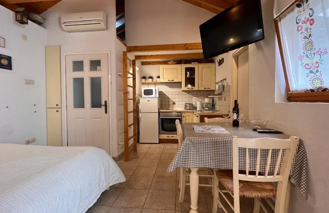 Studio Apartment Karlo-1