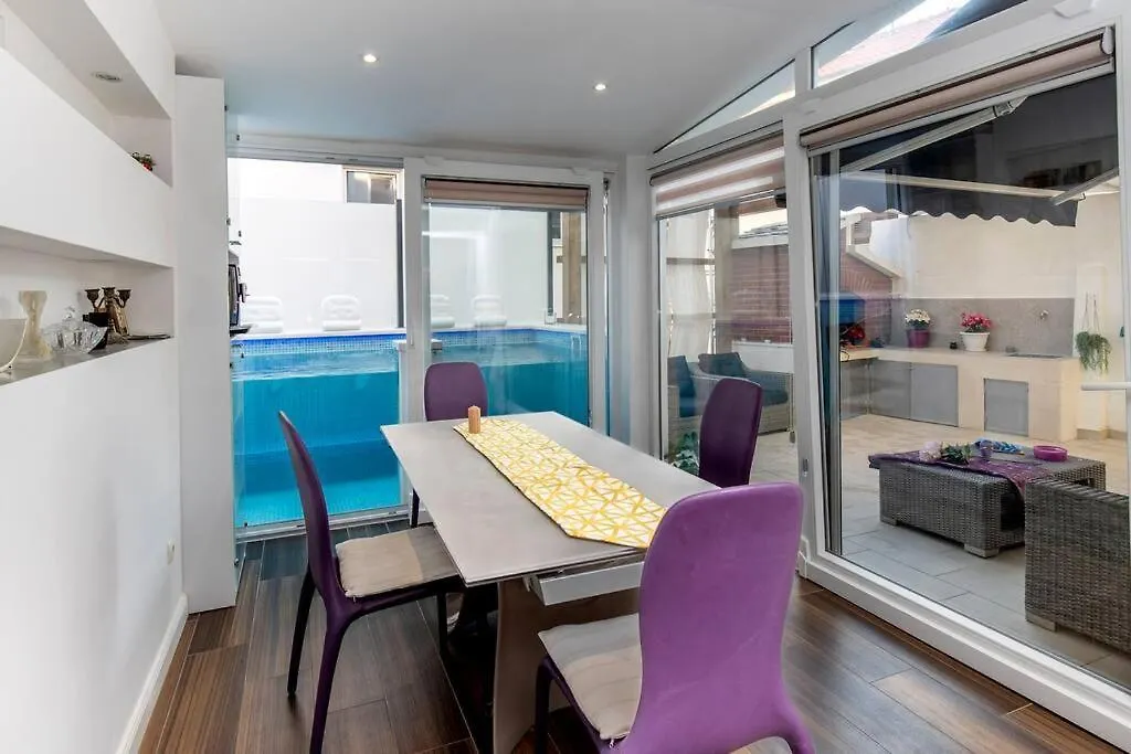 Luxury Apartment Martinis With Pool-1