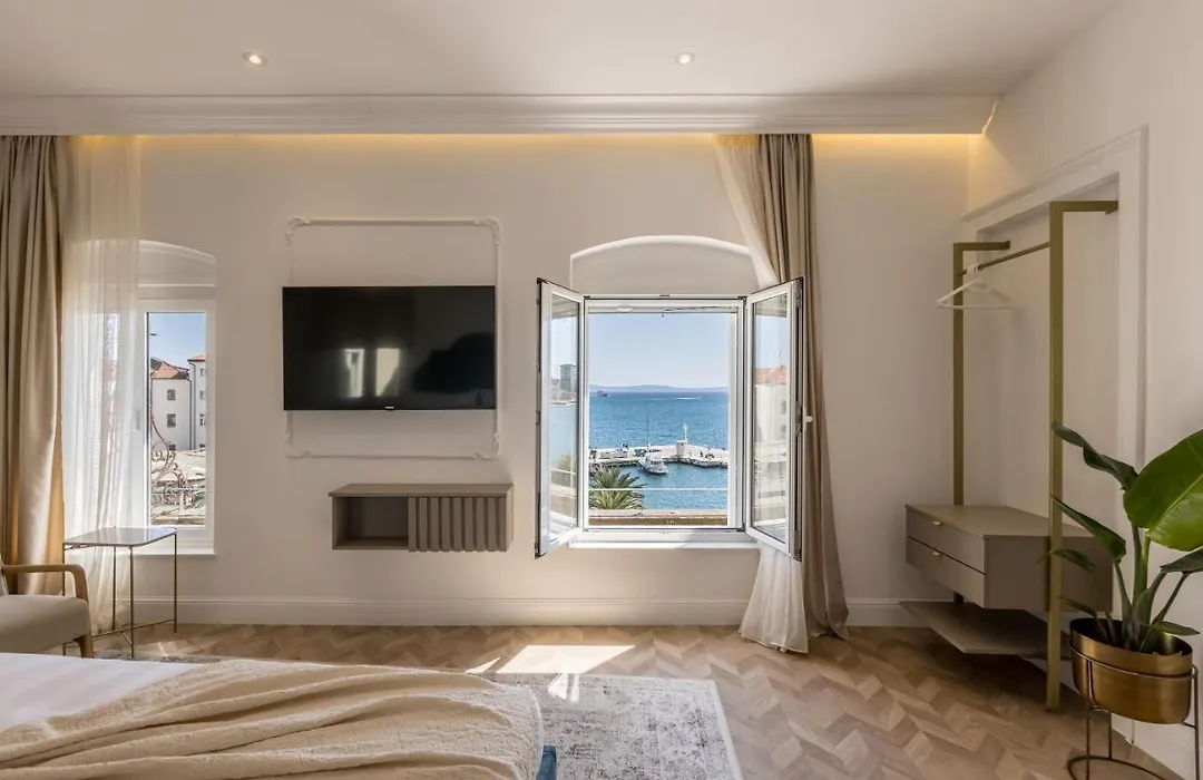 Split Finest Suite 2-1